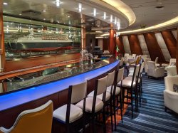 Queen Mary 2 Commodore Club picture
