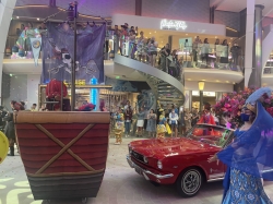 Wonder of the Seas Royal Promenade and Shops picture