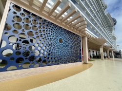 Norwegian Prima Concourse picture