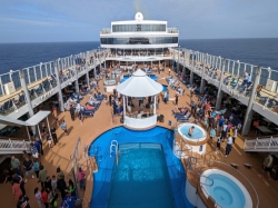 Norwegian Jewel Sapphire Pool picture