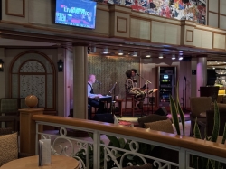 Queen Elizabeth The Garden Lounge picture Uploaded in 2024 Photo courtesy of Donald Palmesano. Queen Elizabeth The Garden Lounge picture