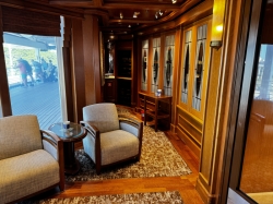 Island Princess Churchill Lounge picture