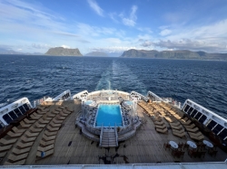 Queen Mary 2 Aft Pool picture