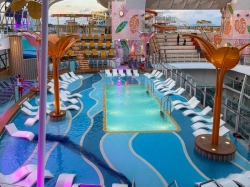 Wonder of the Seas Main Pool picture