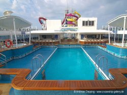 Norwegian Breakaway Main Pool picture
