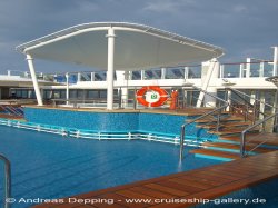 Norwegian Breakaway Main Pool picture