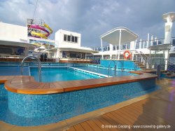 Norwegian Breakaway Main Pool picture
